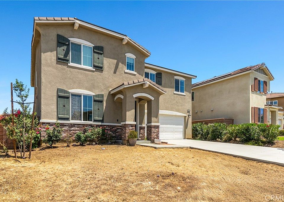 Living area at 1100 Little Leaf St, Calimesa